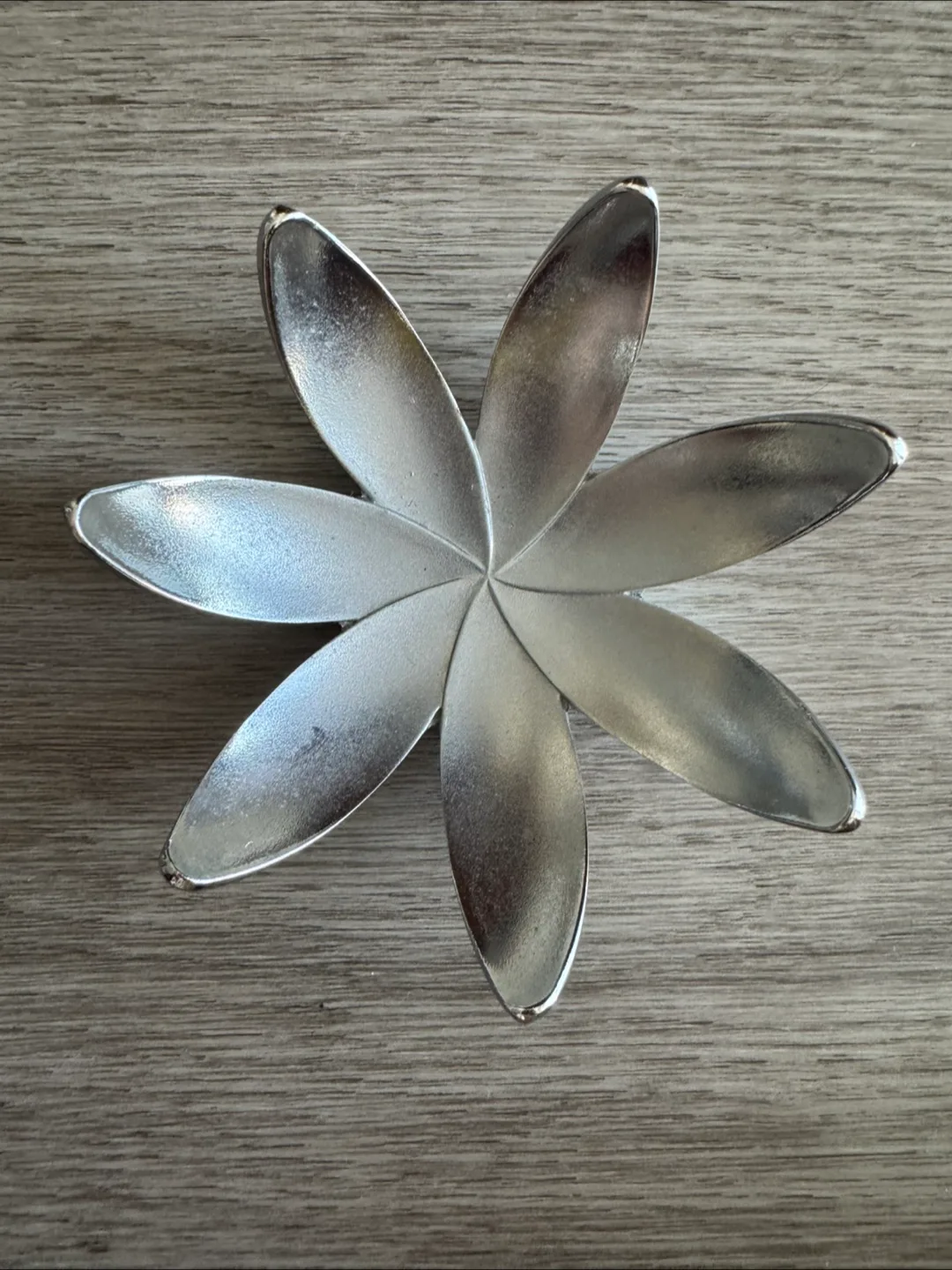 Silver Flower Candle Holder 🇨🇦 thumbnail