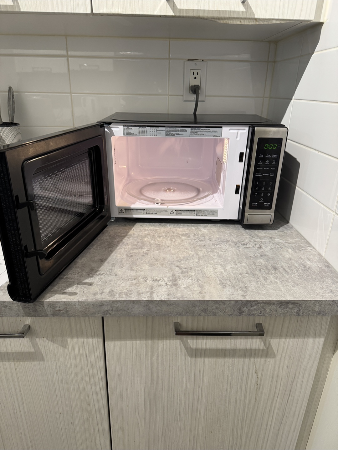 Black+Decker Microwave Oven - photo 2