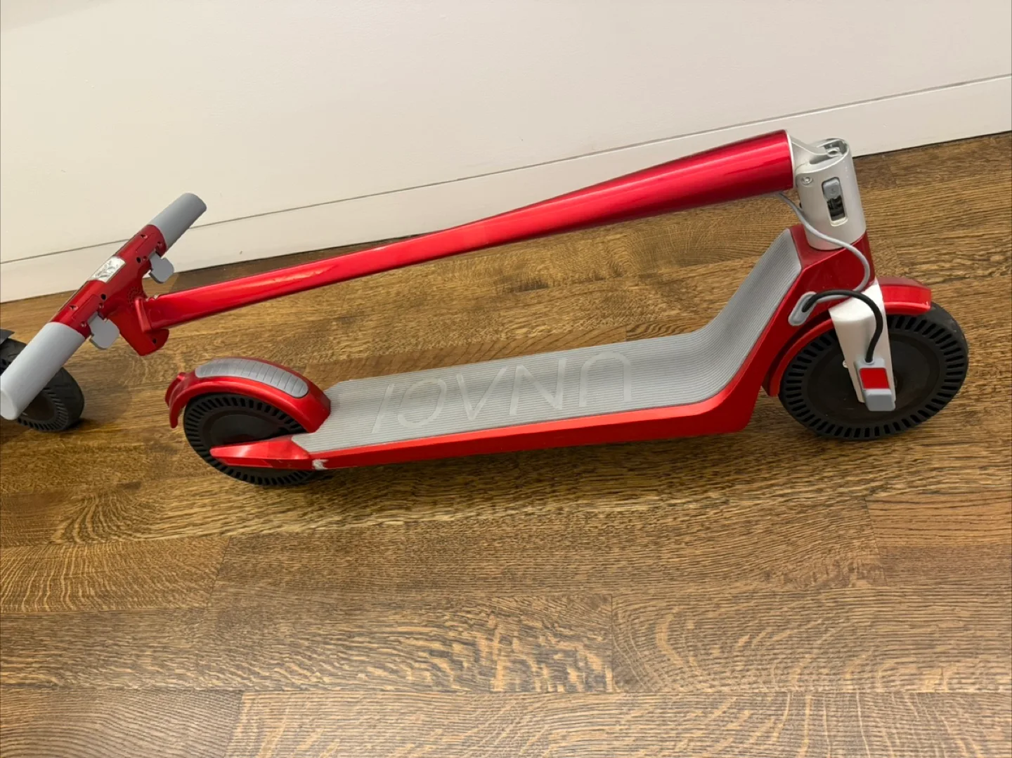 UNAGI Model One E500 Electric Scooter - Red image indicator(6)