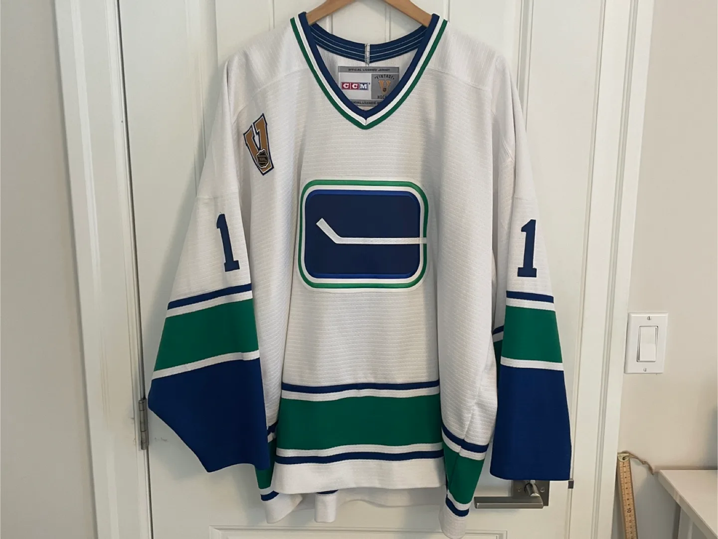 Authentic CCM Vancouver Canucks Roberto Luongo Jersey Size XL thumbnail