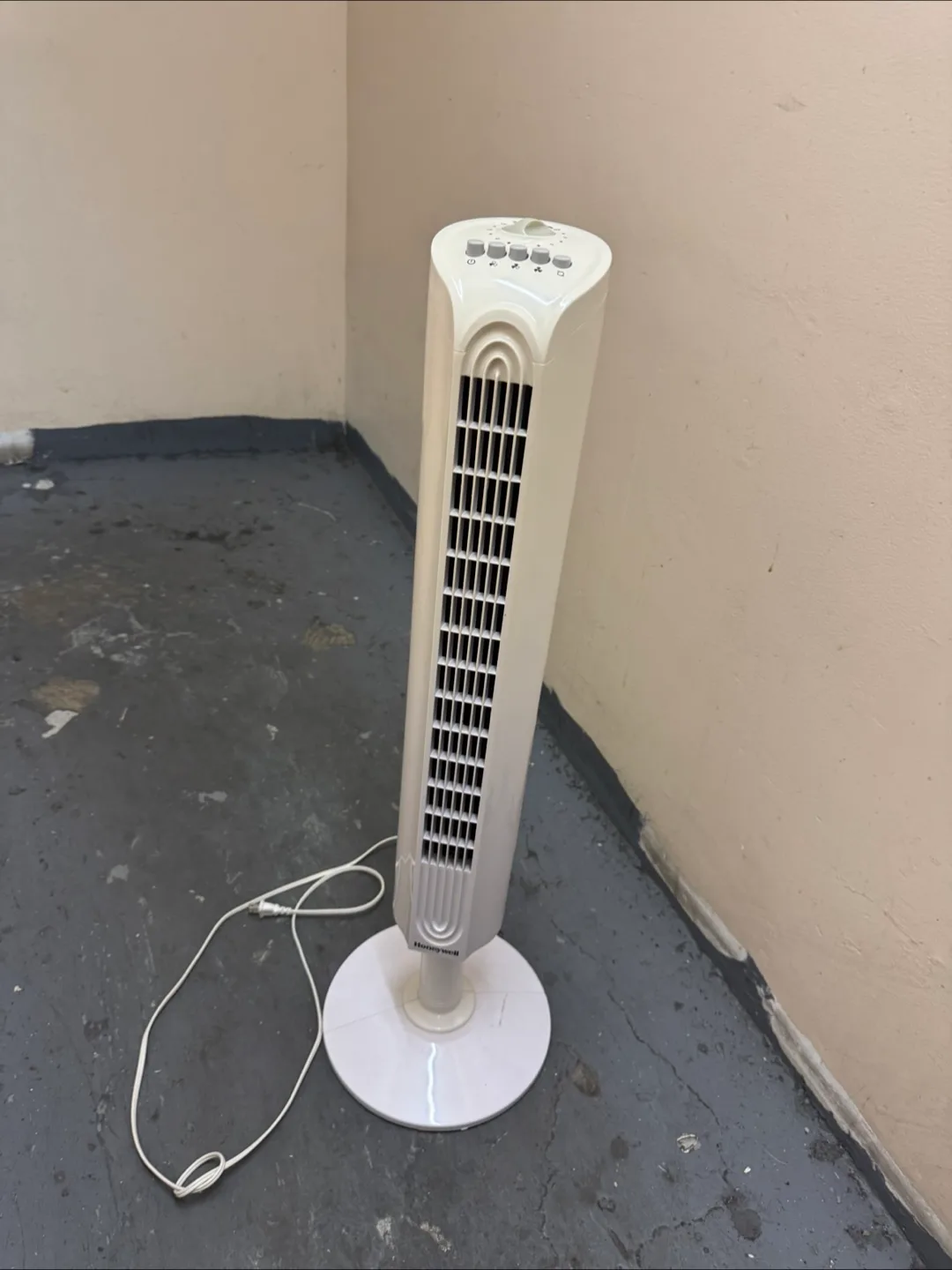 Honeywell White Tower Fan thumbnail