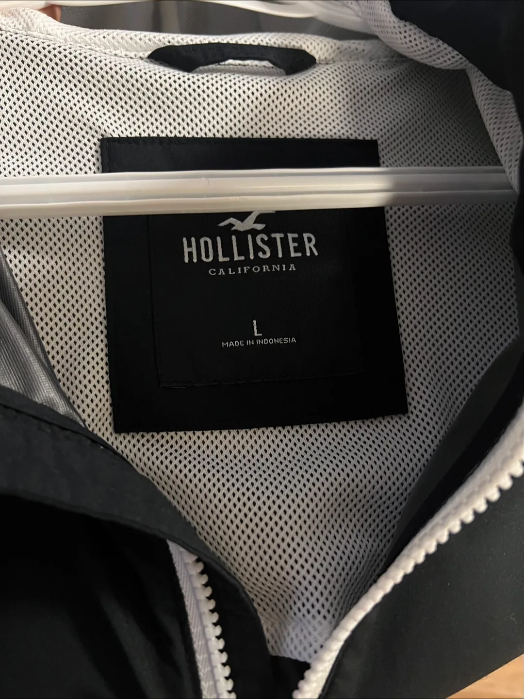 Hollister Windbreaker - Size L image indicator(3)