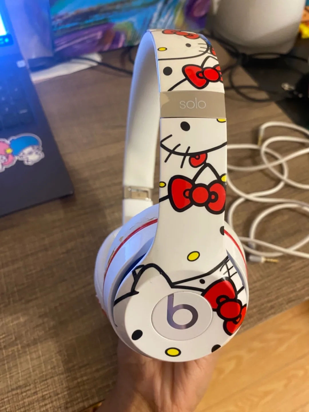 LIMITED EDITION Beats Solo Hello Kitty Headphones image indicator(4)