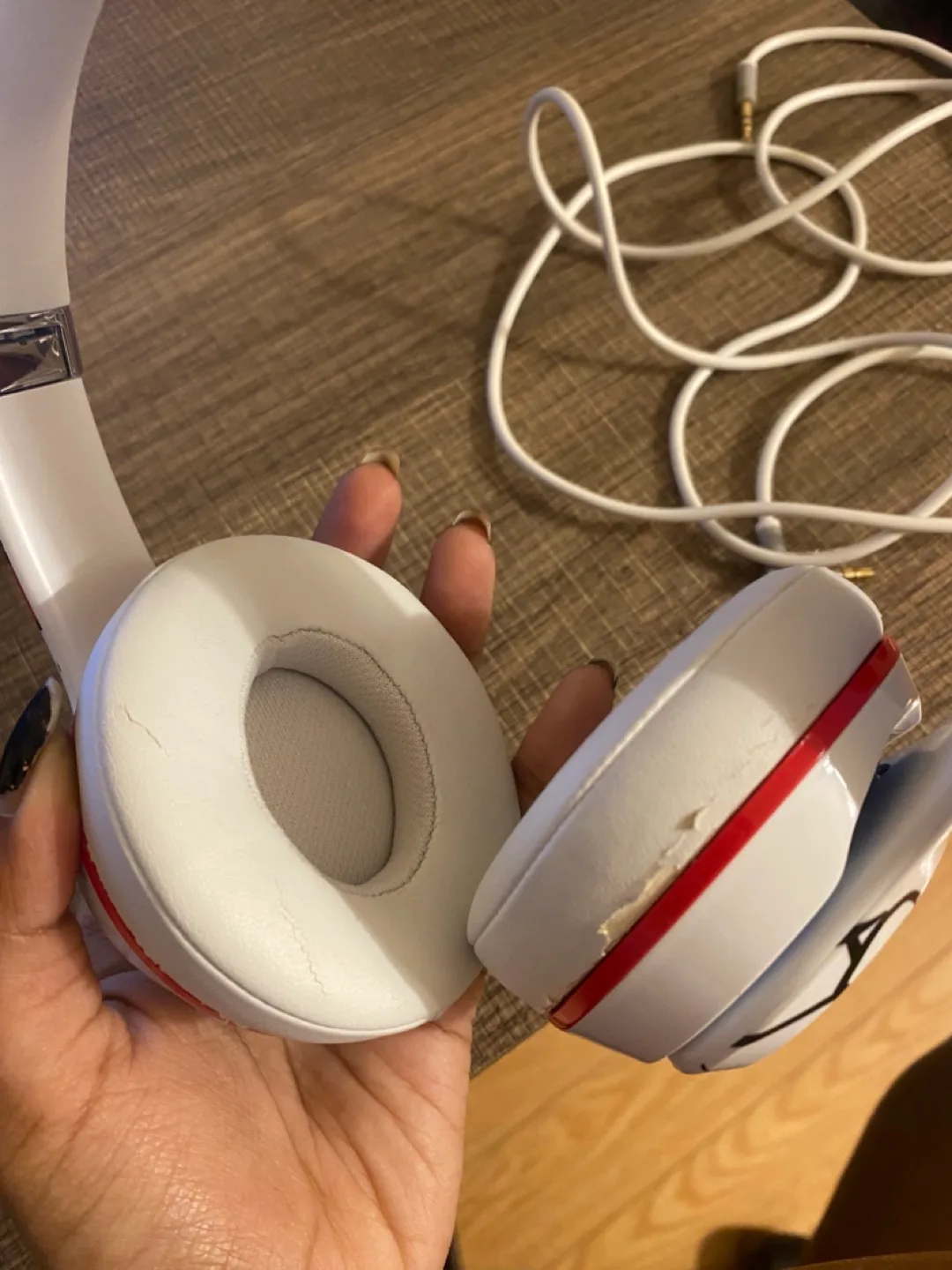 LIMITED EDITION Beats Solo Hello Kitty Headphones image indicator(2)