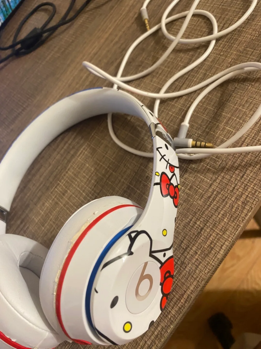 LIMITED EDITION Beats Solo Hello Kitty Headphones image indicator(5)