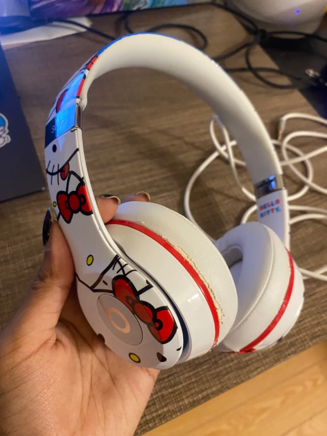 LIMITED EDITION Beats Solo Hello Kitty Headphones image indicator(3)