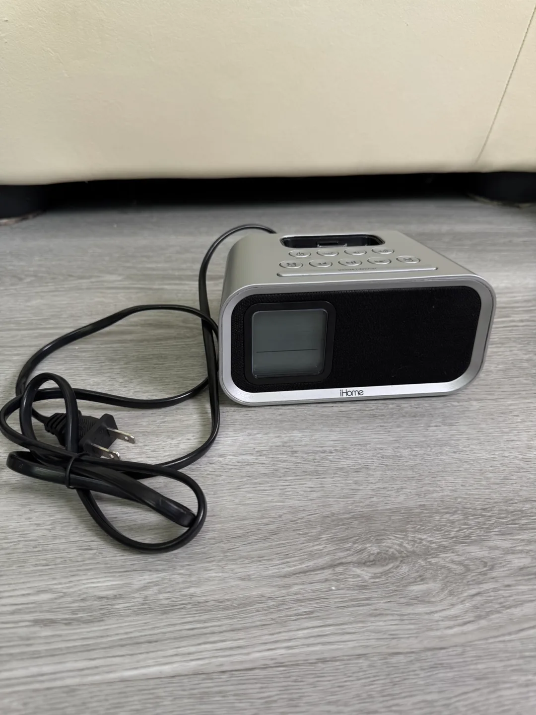 iHome IH22s Alarm Clock Speaker System thumbnail