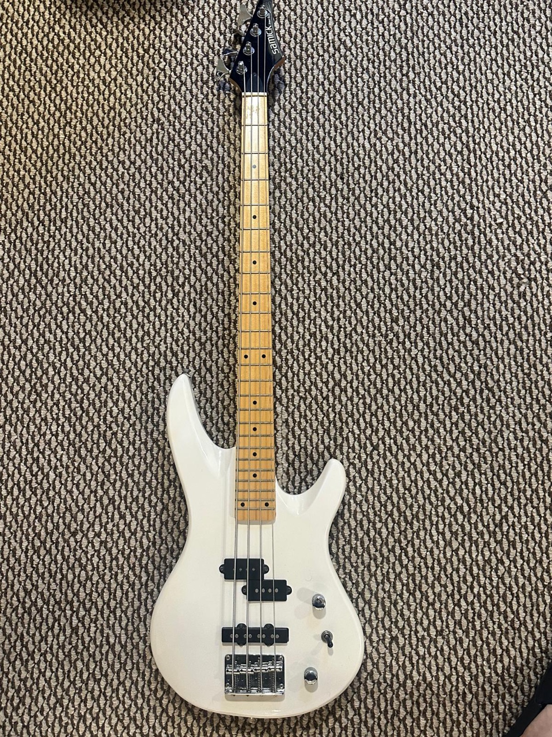 Bass Guitar (Samick Artist Series)