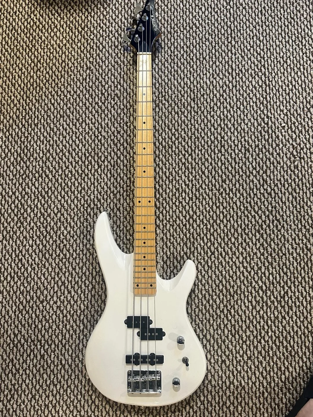 Bass Guitar (Samick Artist Series) thumbnail