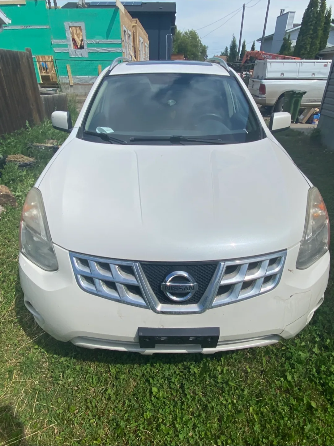 Nissan Rogue SUV - White thumbnail
