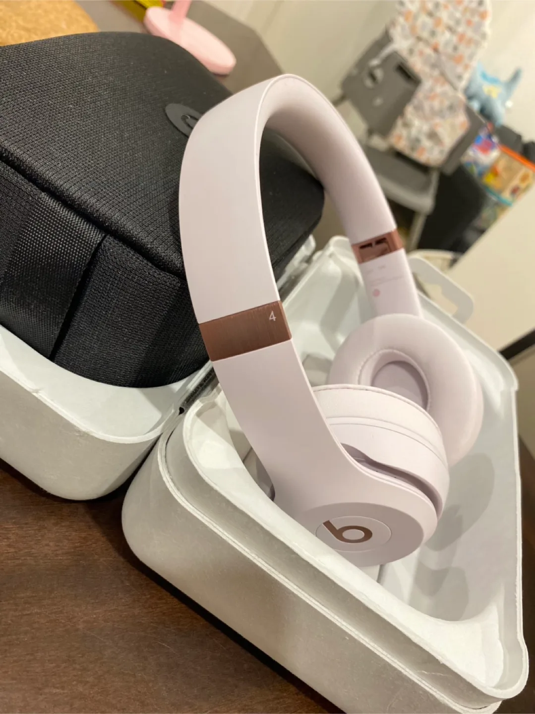 Beats Solo 4 Wireless Headphones - Cloud Pink image indicator(5)