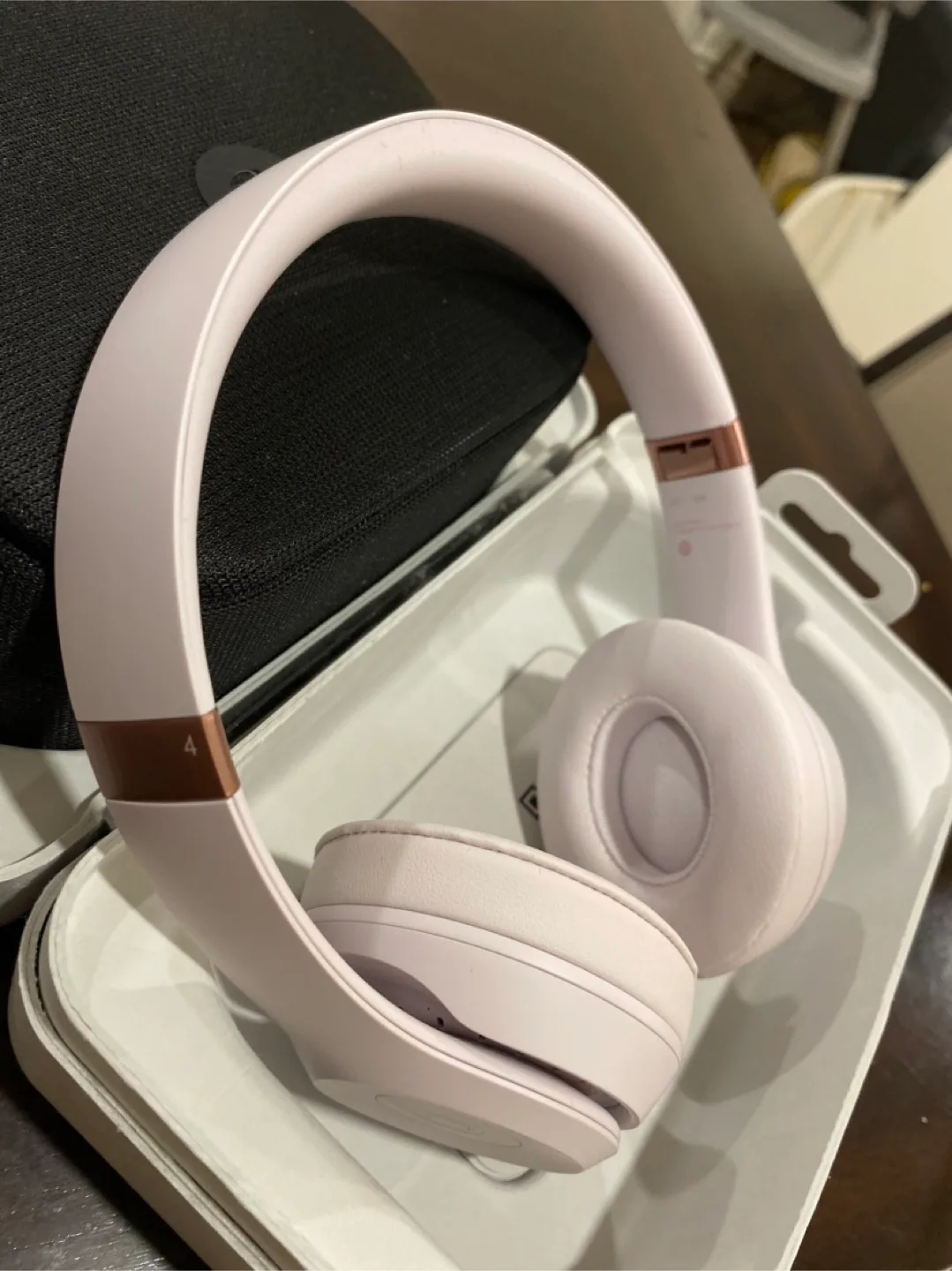 Beats Solo 4 Wireless Headphones - Cloud Pink image indicator(6)