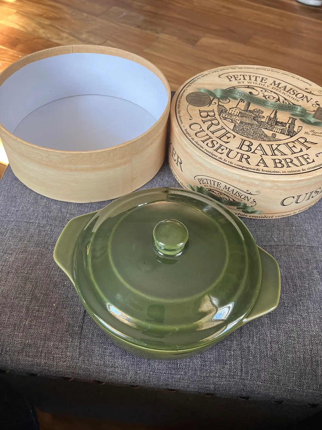 Petite Maison Brie Baker with Lid & Box image indicator(3)