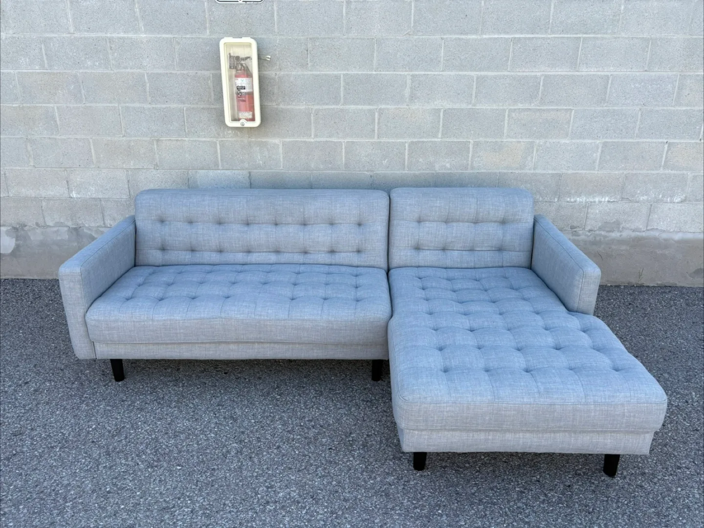 FREE DELIVERY✅• GREY TUFFED SECTIONAL COUCH / SOFA w/ CHAISE thumbnail