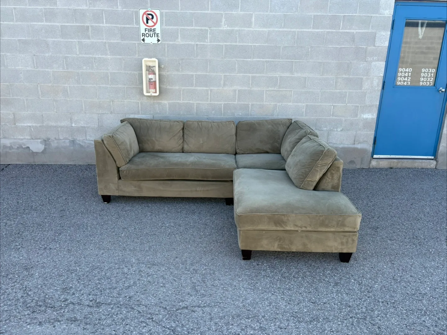 FREE DELIVERY✅ GREEN COZY SUEDE SECTIONAL COUCH / SOFA w/ CHAISE thumbnail