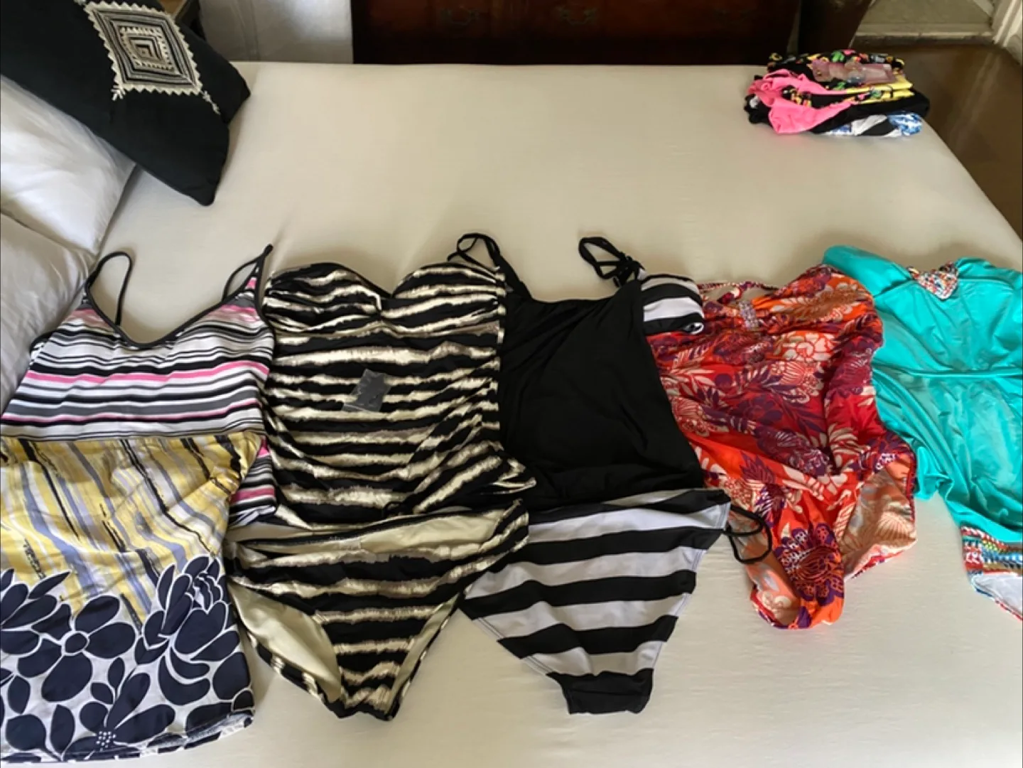 Ladies Swimsuits Bundle thumbnail