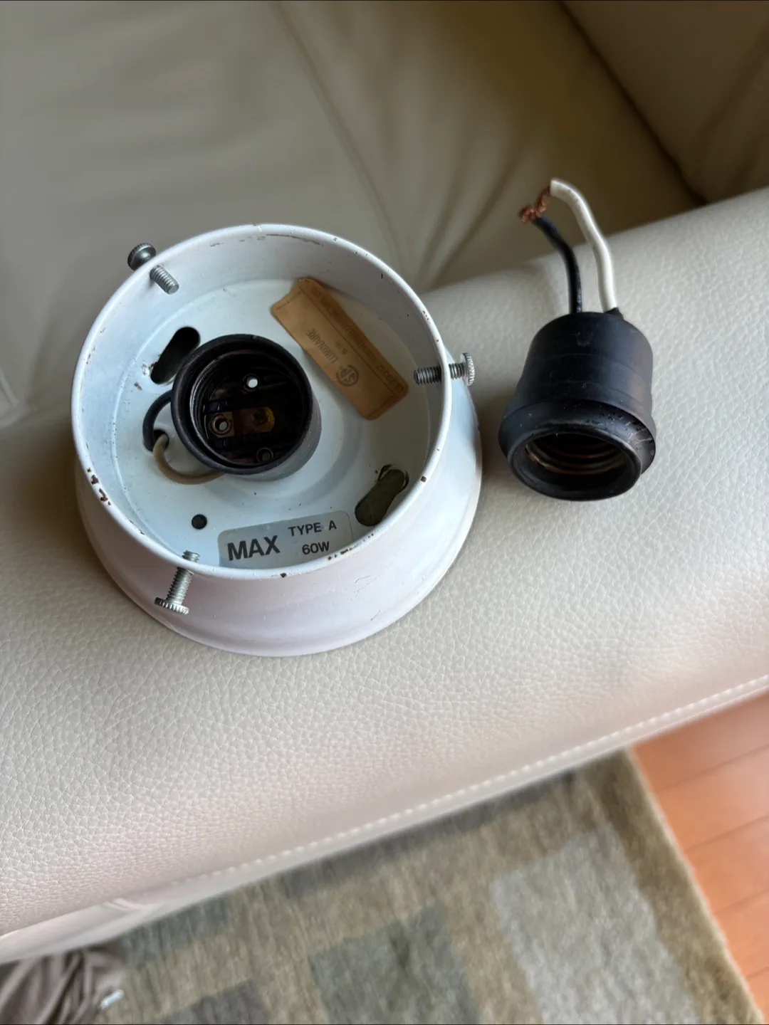 🇨🇦🍁Leviton Light fixture and a light socket thumbnail