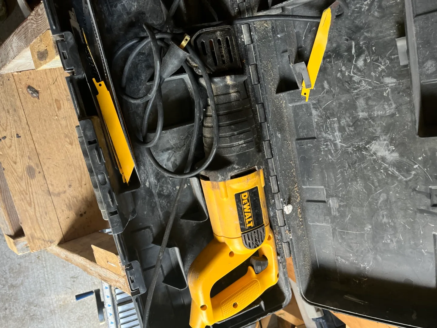DeWalt Reciprocating Saw w/ Case & Heavy Duty cut-out tool thumbnail