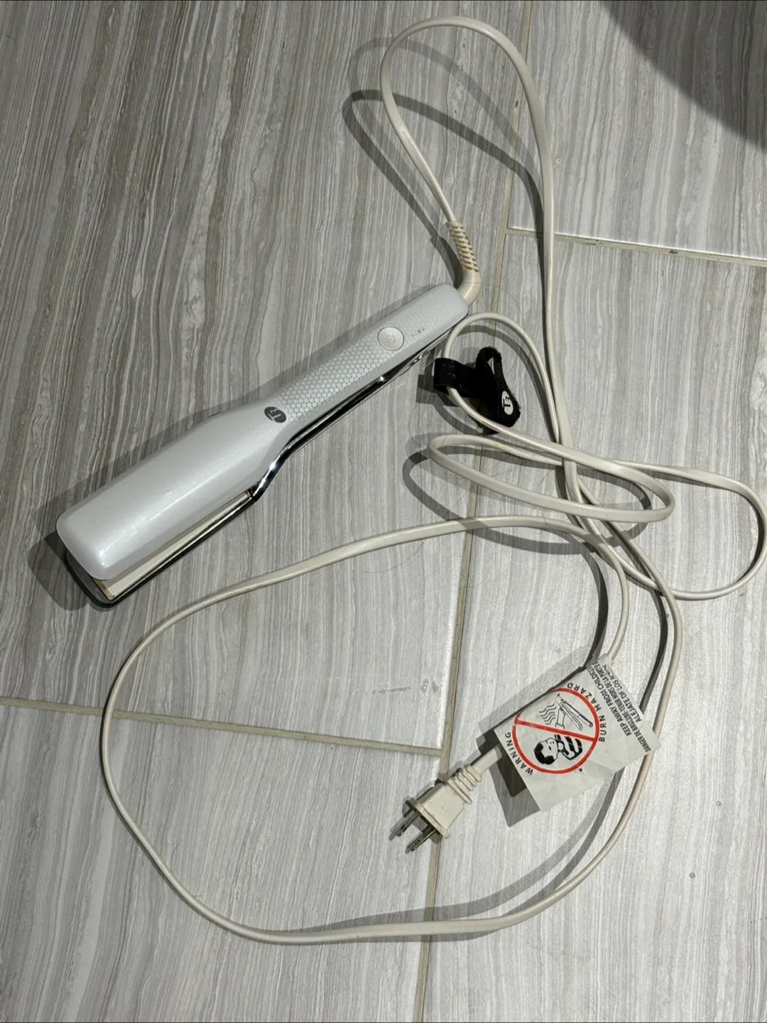 Used t3 single pass flat iron hair straightener 1.25 inches 🇨🇦 thumbnail