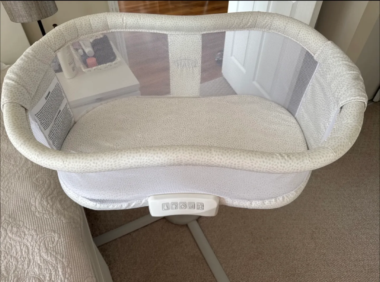 Halo BassiNest Swivel Sleeper - Excellent Condition image indicator(3)