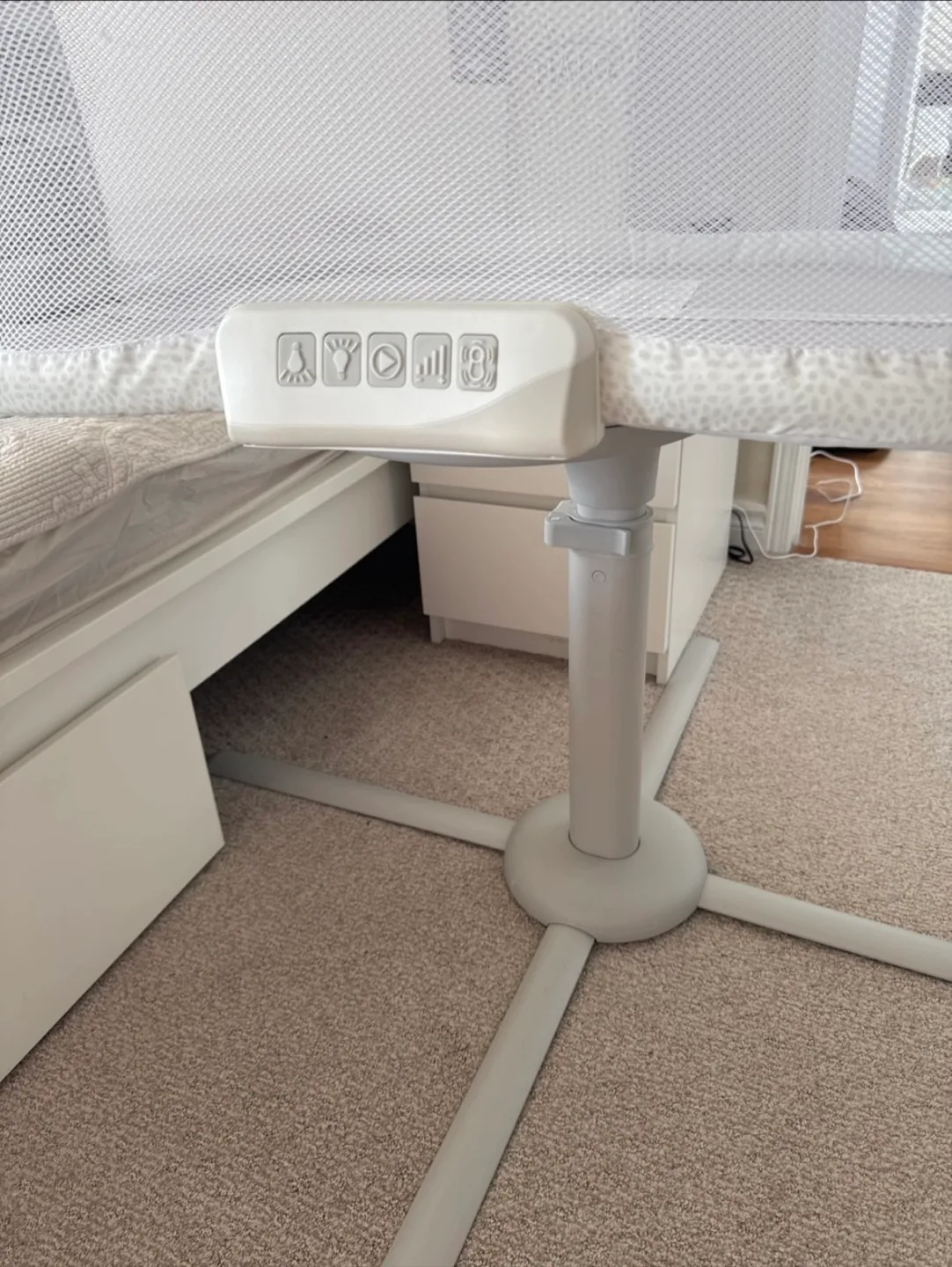 Halo BassiNest Swivel Sleeper - Excellent Condition image indicator(5)