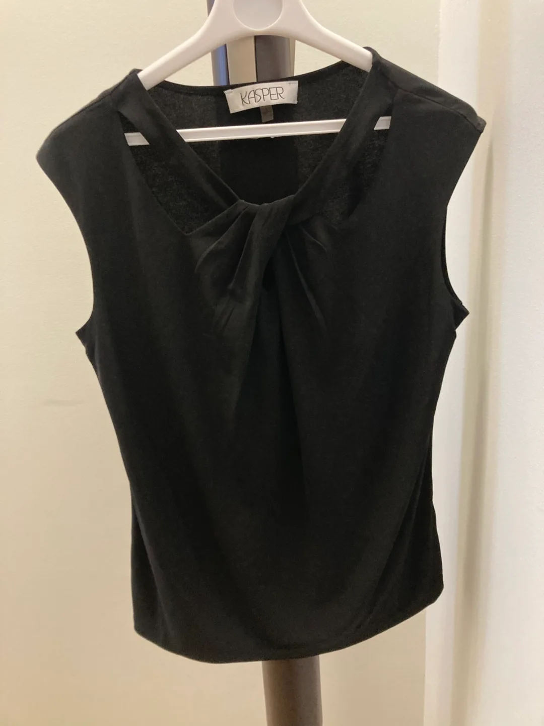 🇨🇦🍁Kasper Black Sleeveless Top thumbnail