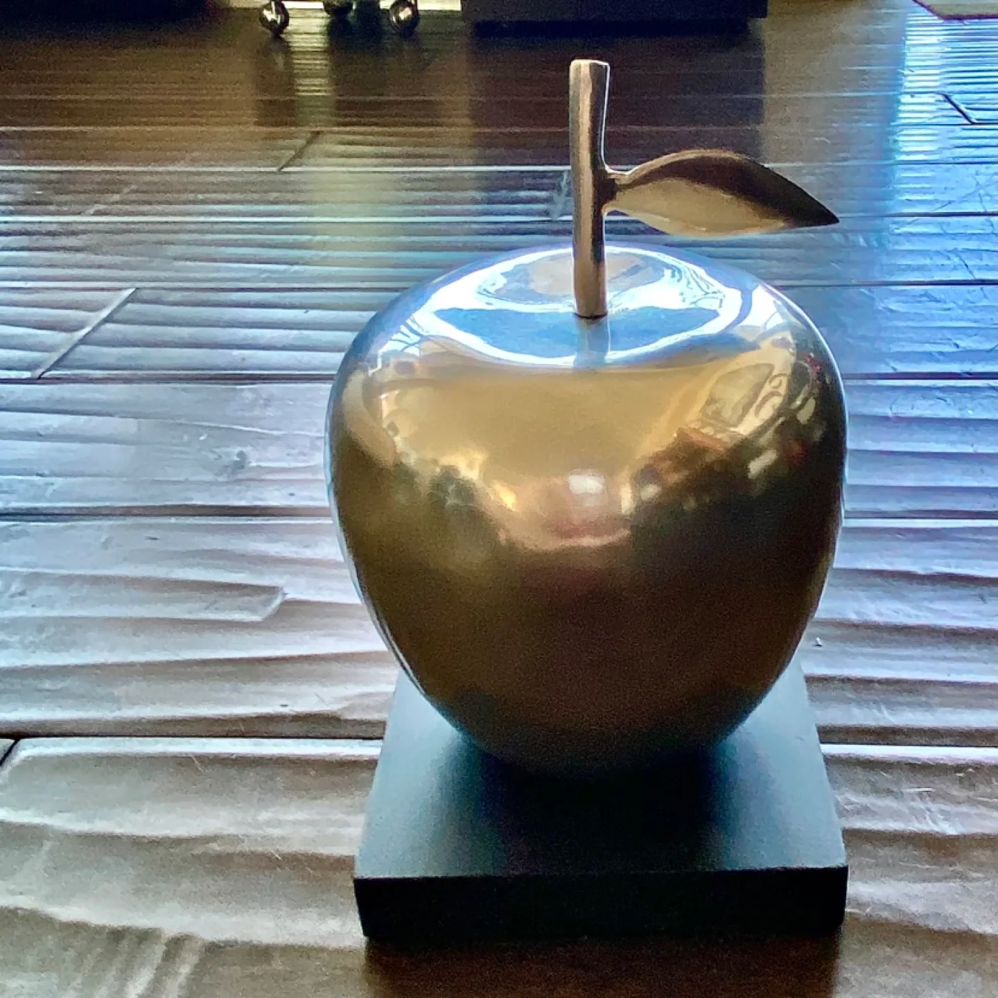 Silver/Chrome BIG APPLE SCULPTURE image indicator(4)