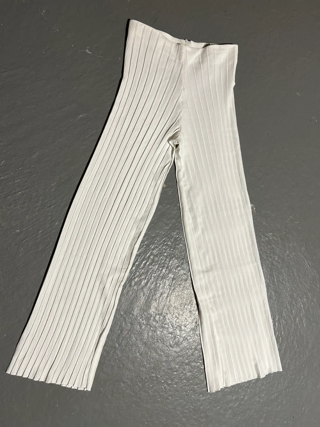 Zara Pleated White Pants - Size M thumbnail