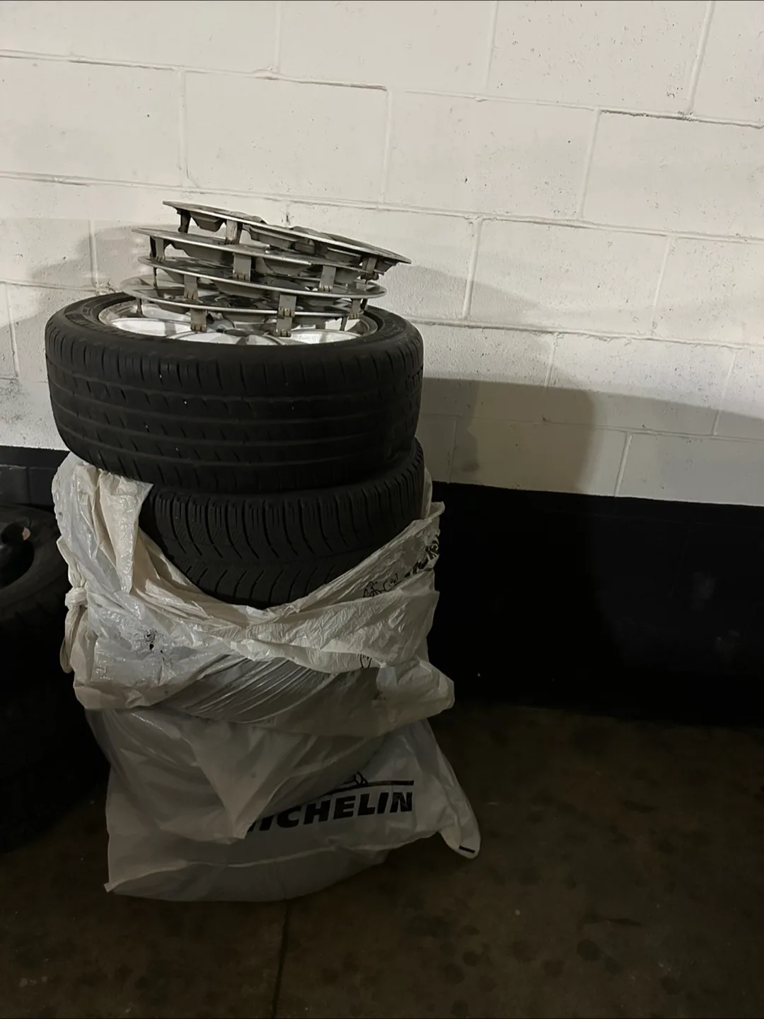 All Season Tires - 195/65R15 image indicator(4)