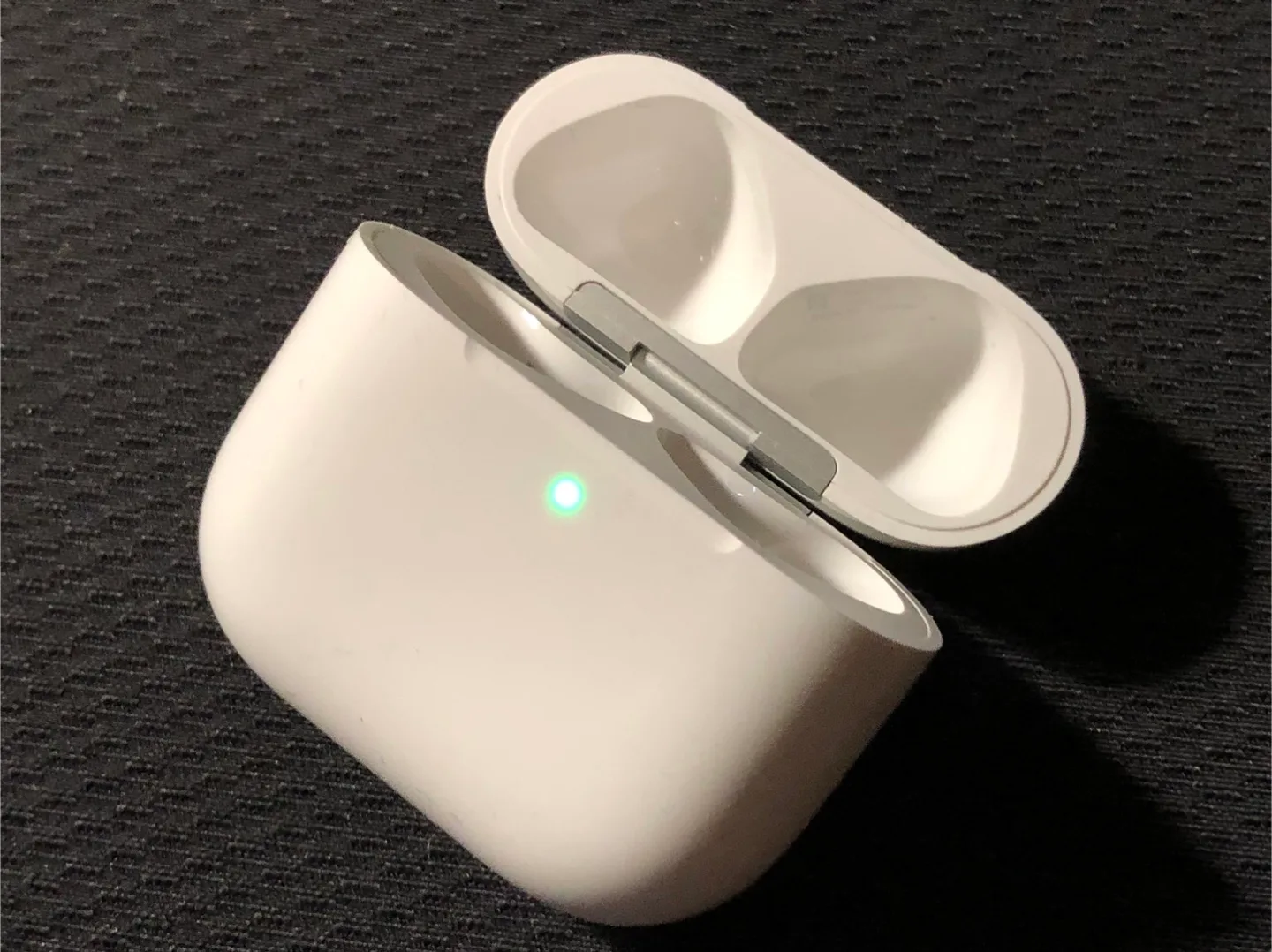 Apple AirPods 4 (non ANC) Charging Case thumbnail