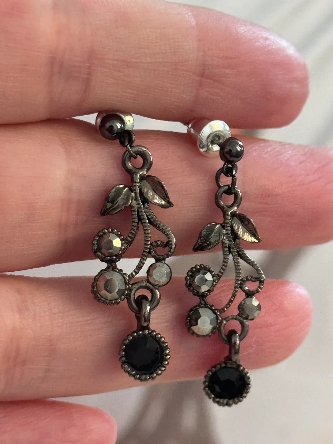 Vintage-Inspired Black Stone Earrings – Elegant & Unique! image indicator(2)