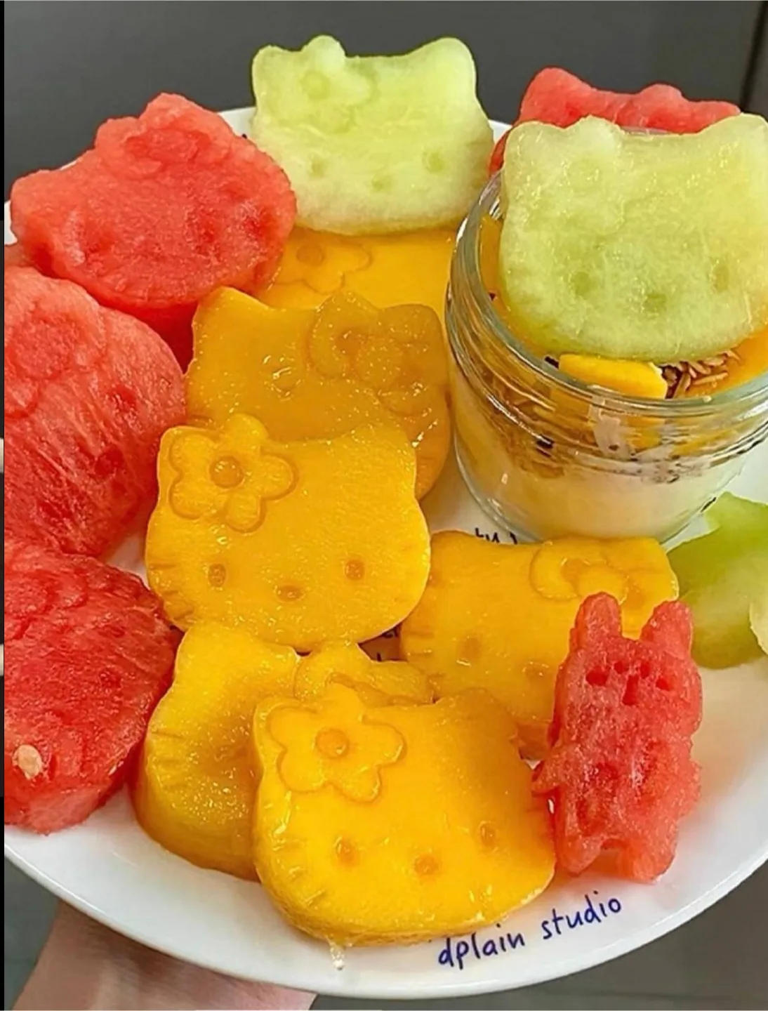 Hello kitty fruit mold cutters. Cute for parties and kids image indicator(2)