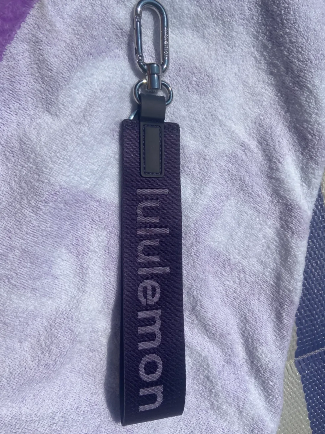 Lululemon Never lost keychain image indicator(3)