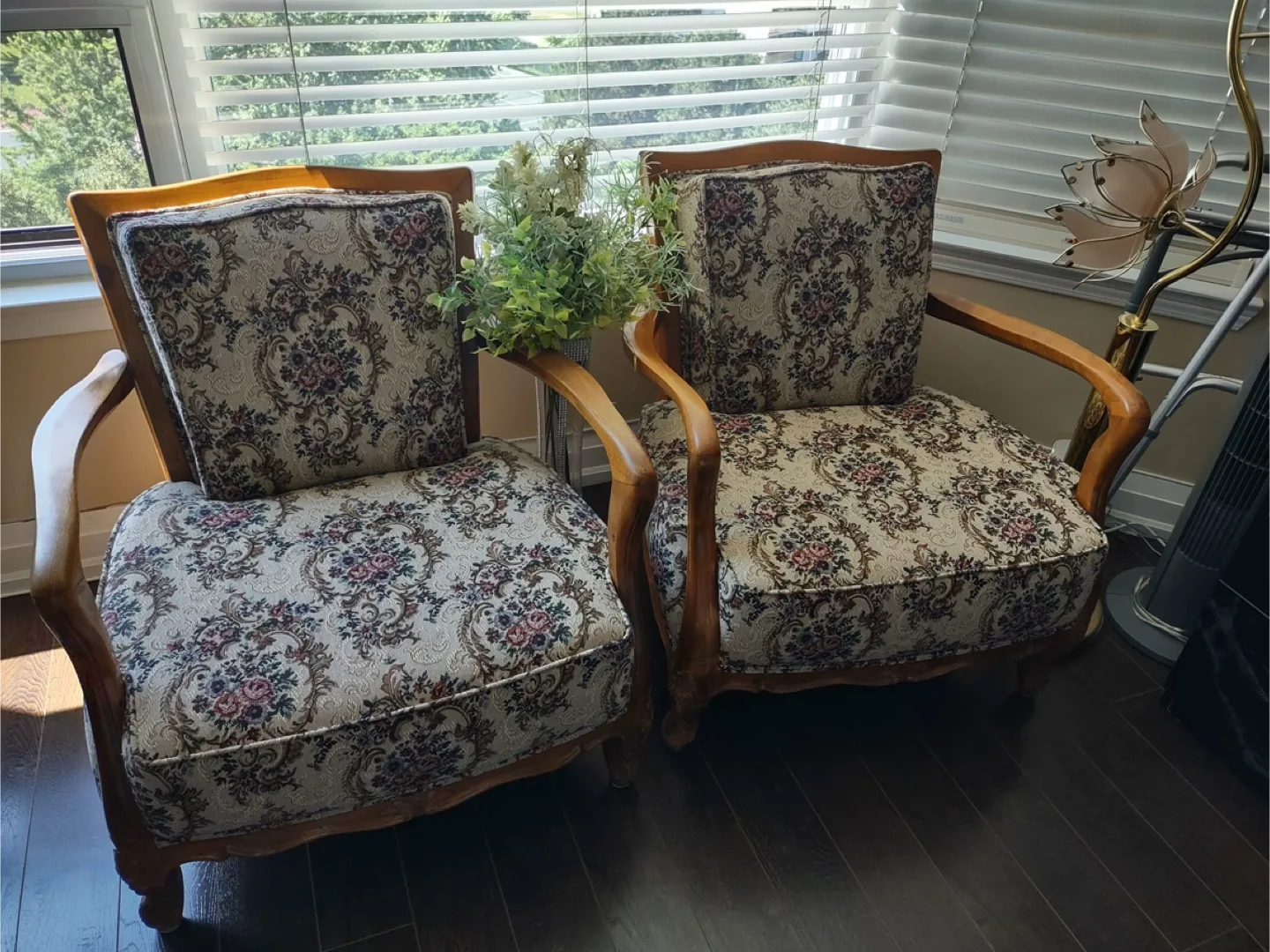 Vintage Floral Sofa and Two Chairs Set thumbnail