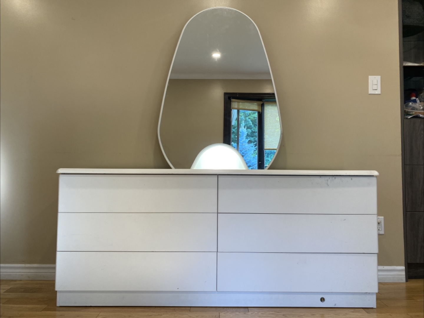 Beautiful Vanity Dresser with Illuminated Mirror (CAN DELIVER)