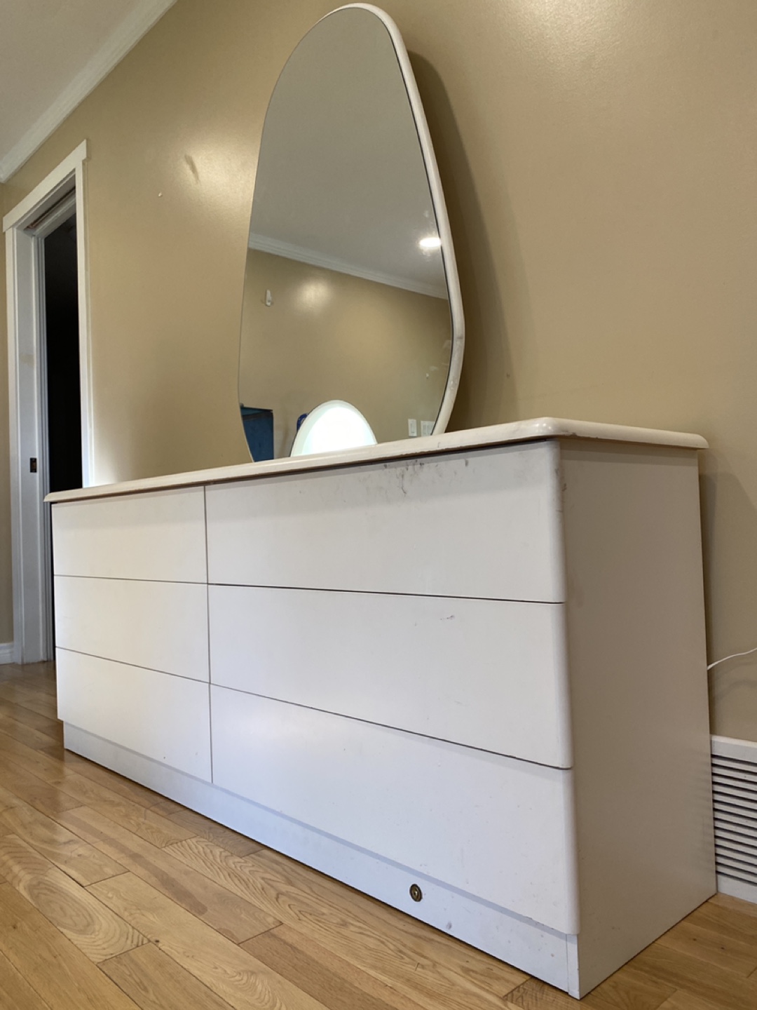 Beautiful Vanity Dresser with Illuminated Mirror (CAN DELIVER) - photo 3