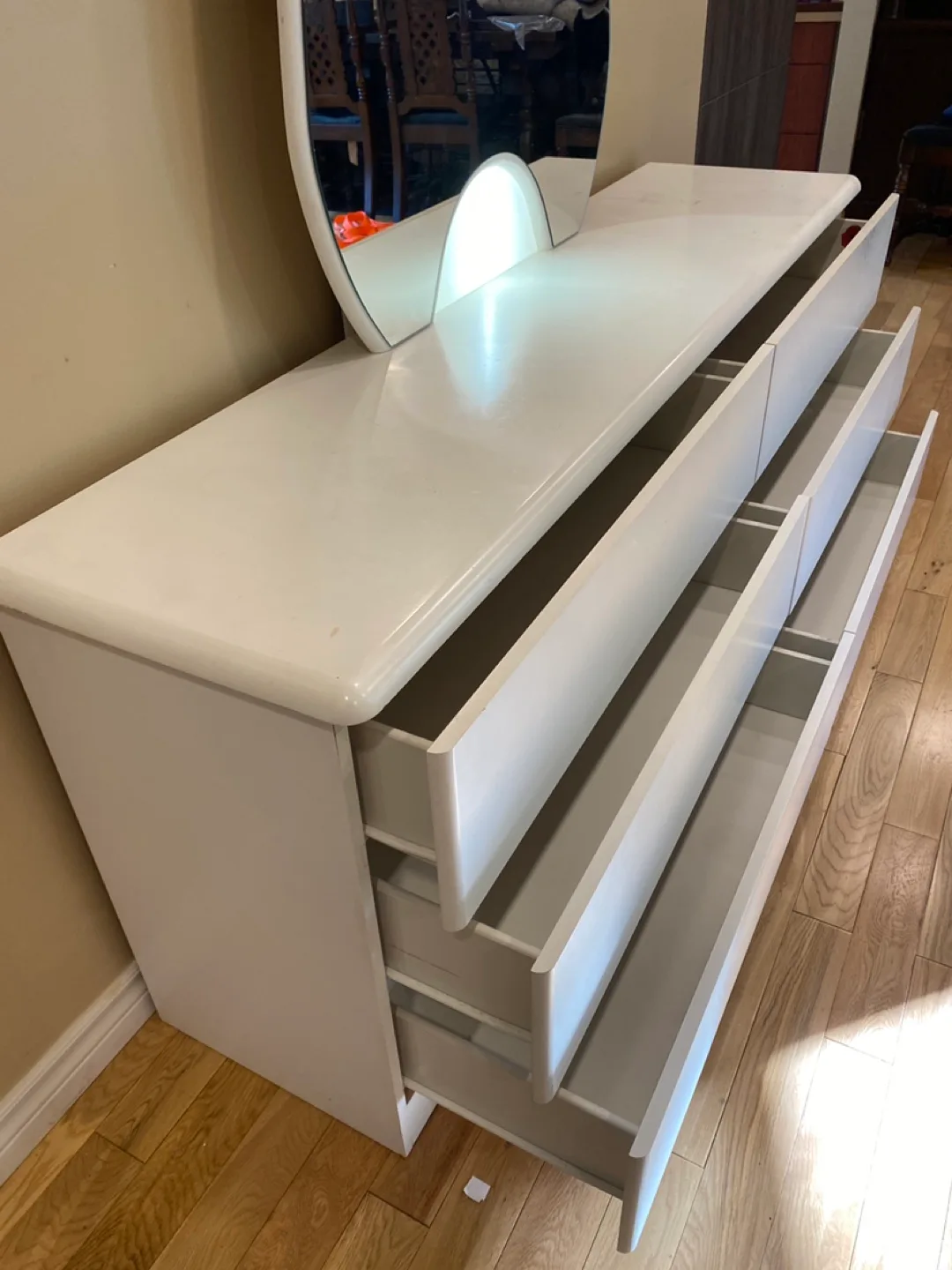 Beautiful Vanity Dresser with Illuminated Mirror (CAN DELIVER) image indicator(7)