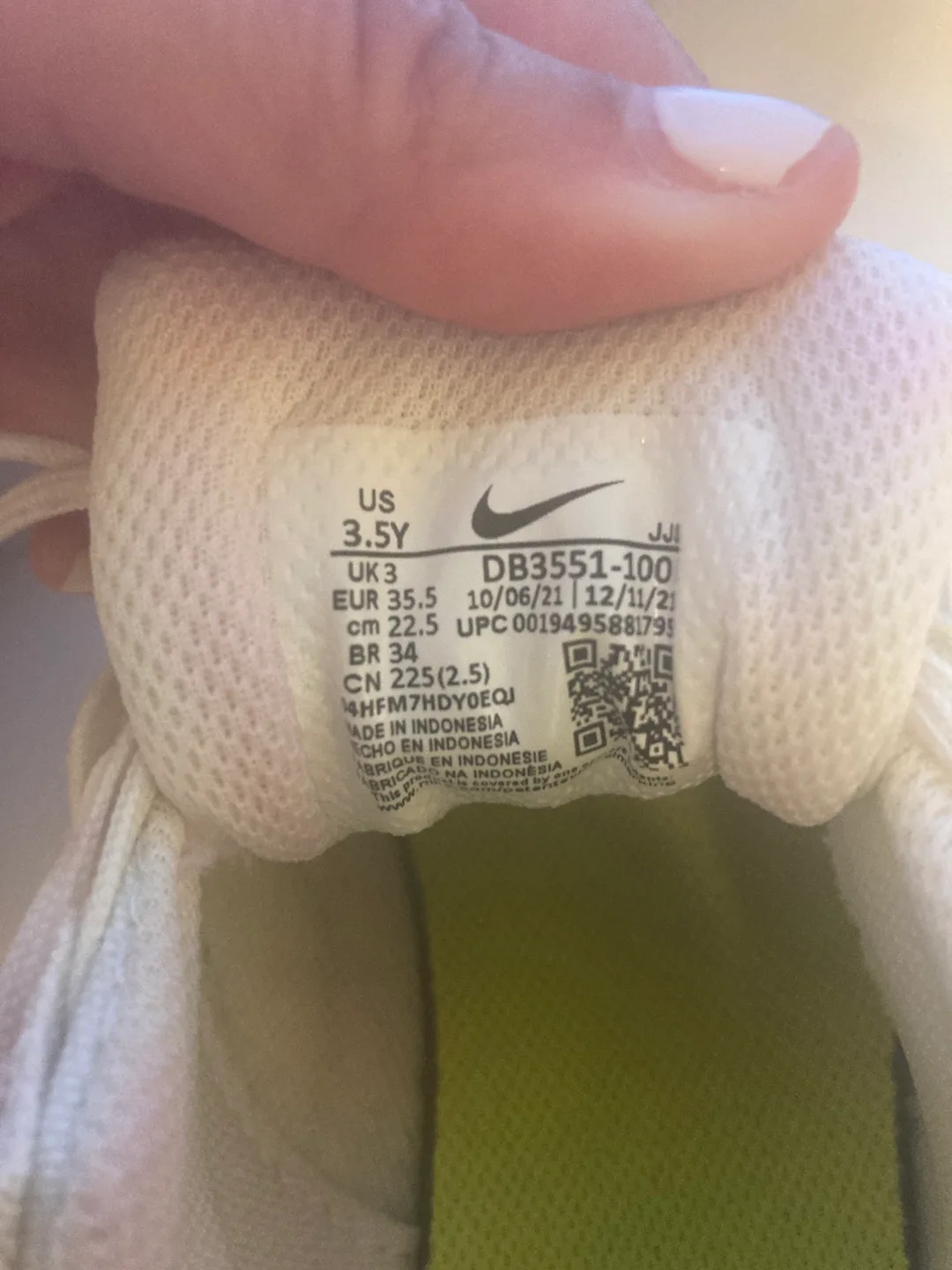 Nike DB3551-100 Shoes - Size US 3.5Y image indicator(3)