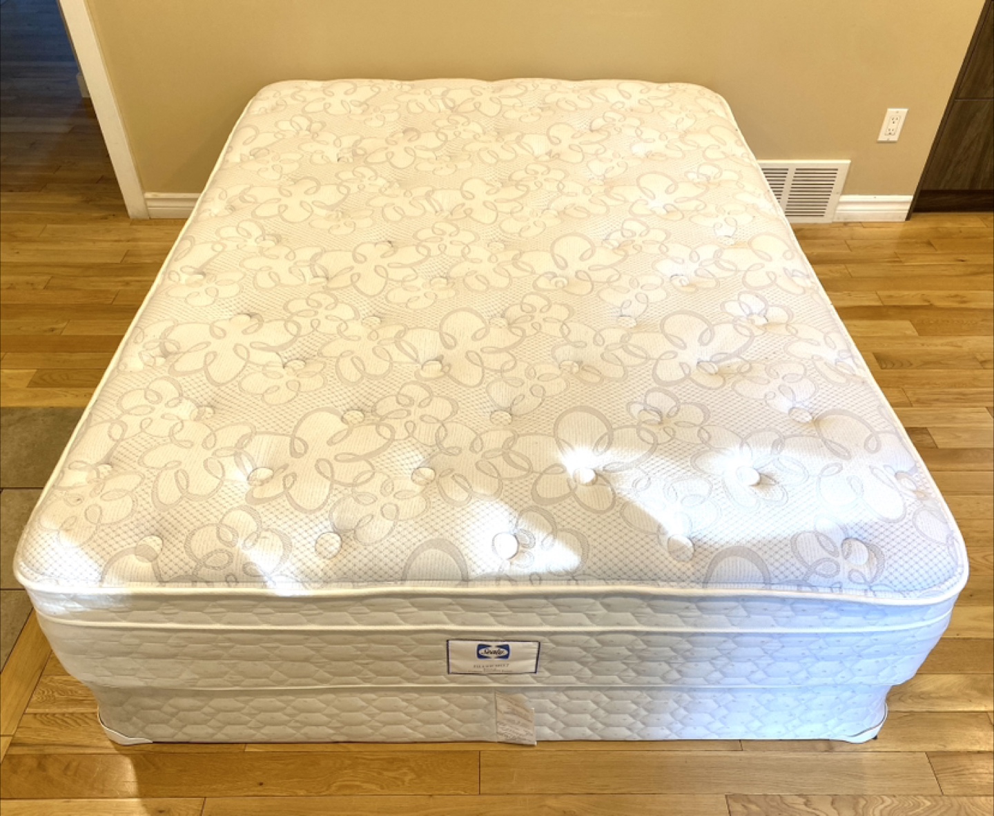 Sealy Silver Mist Queen Size Mattress & Boxspring (CAN DELIVER)