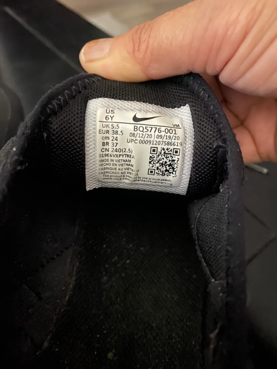Nike Air Max 270 Black, Size 6Y thumbnail