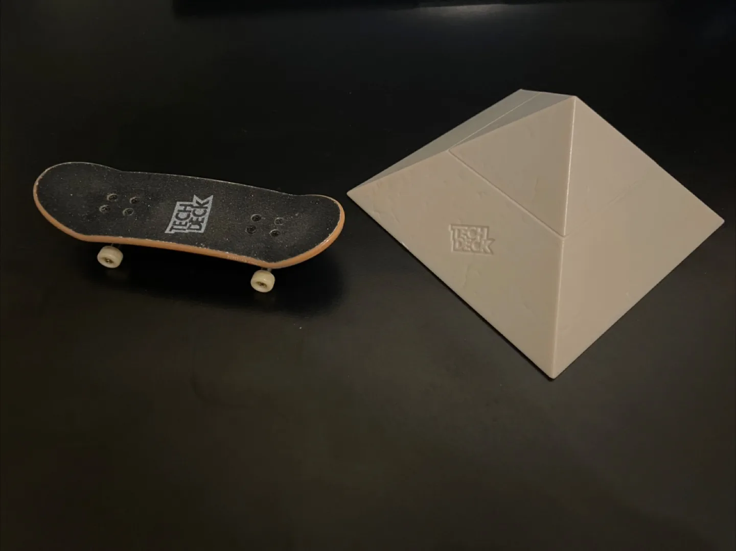 Pyramid Obstacle and free tech deck fingerboard image indicator(2)