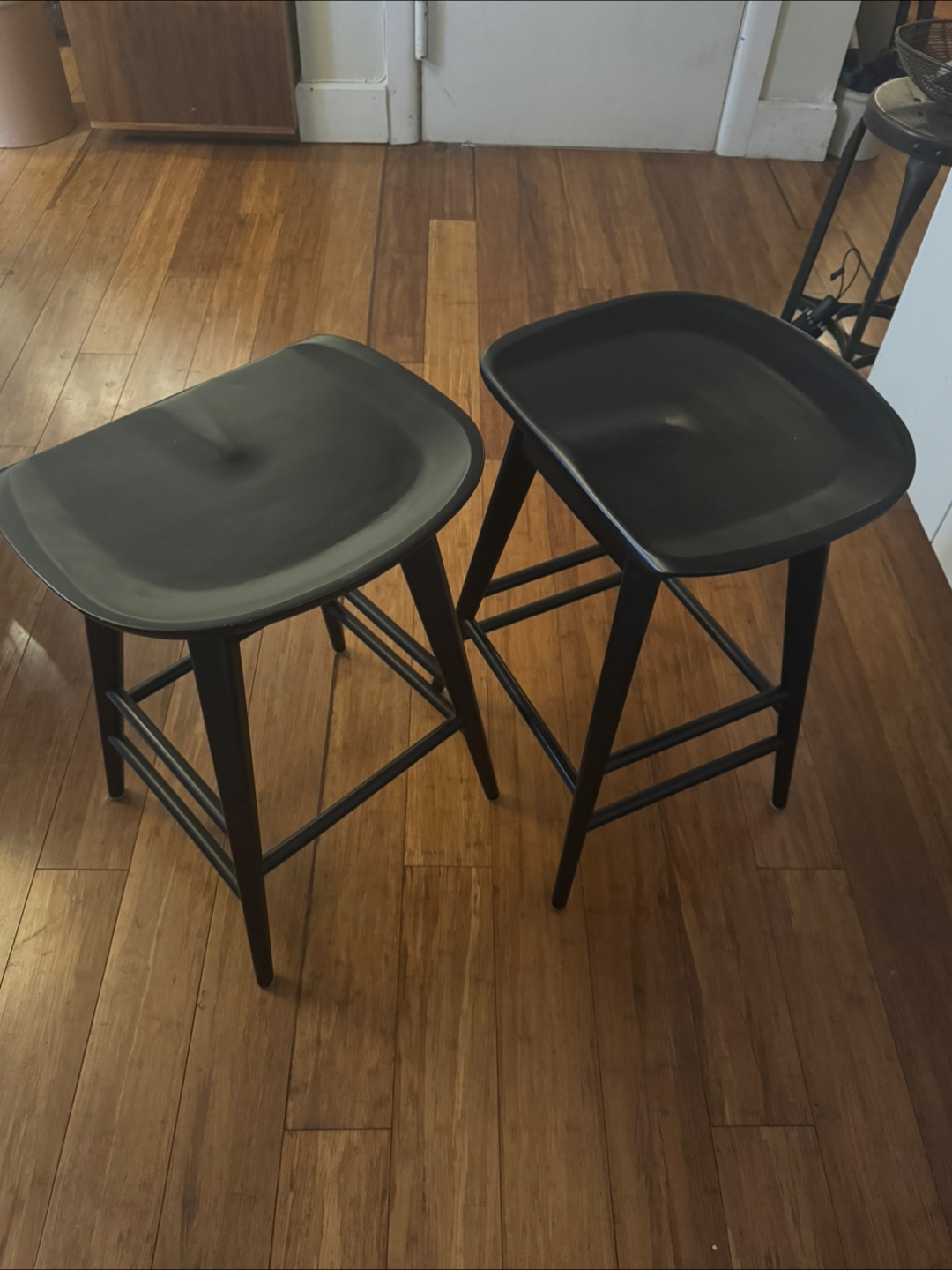 Set of 2 Wood Brown Bar Stools $25 - photo 4