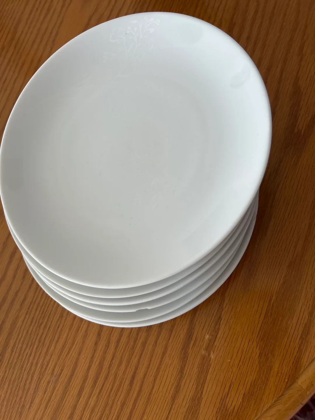 Set of 6 White Floral Patterned Plates🇨🇦 thumbnail