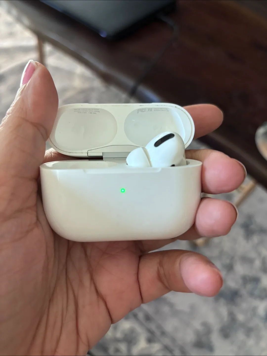 Apple AirPods Pro( Right bud and case) thumbnail