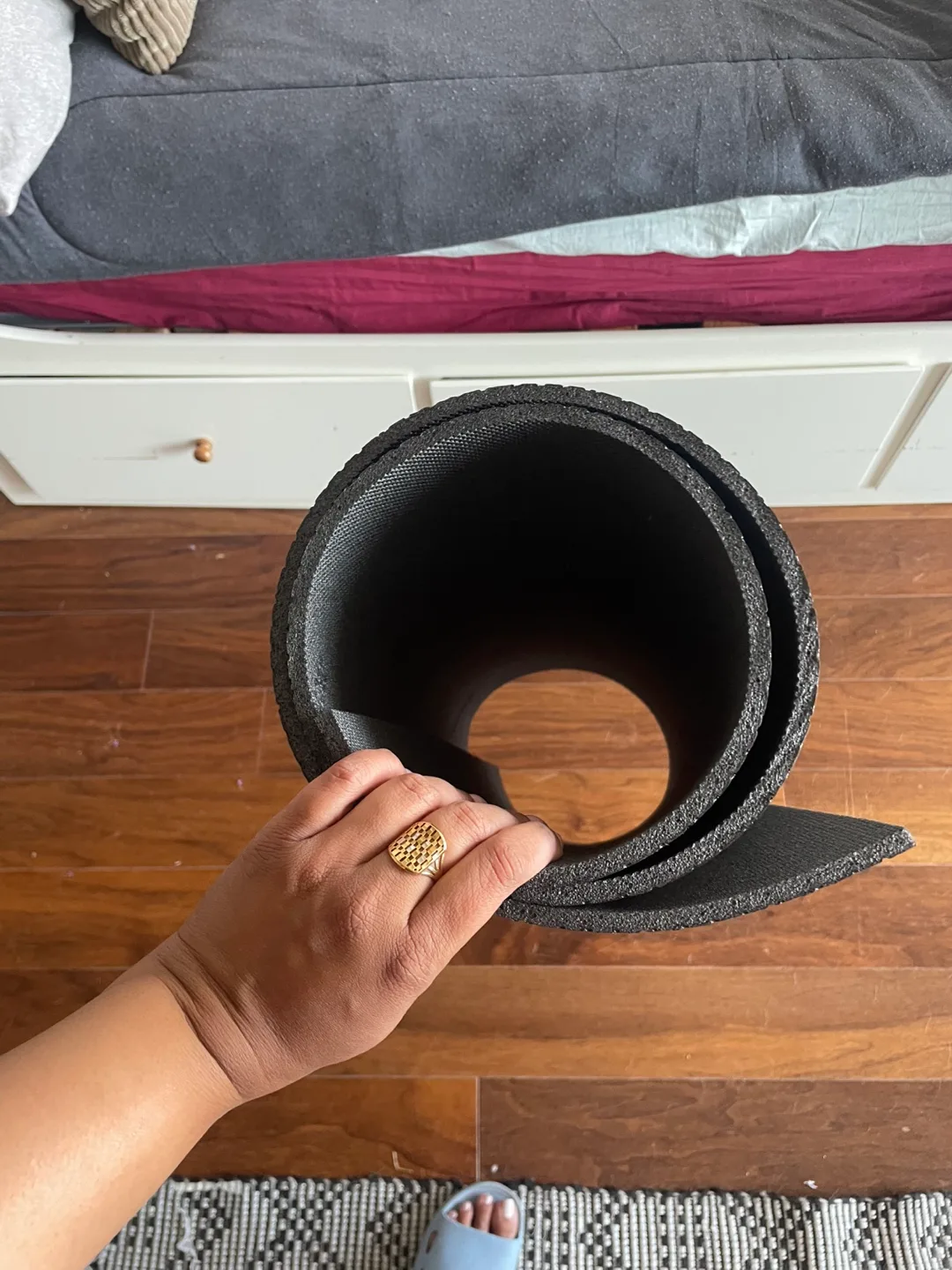 Black yoga mat from decathlon thumbnail