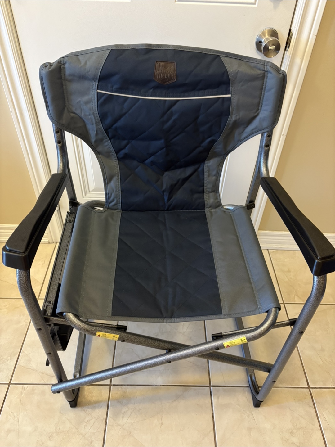 Folding camping chair with side table - photo 3
