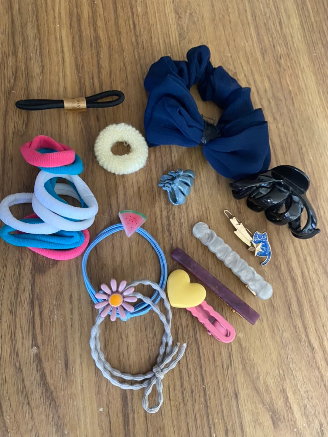 Hair Accessories Bundle: Scrunchies, Clips, Ties thumbnail