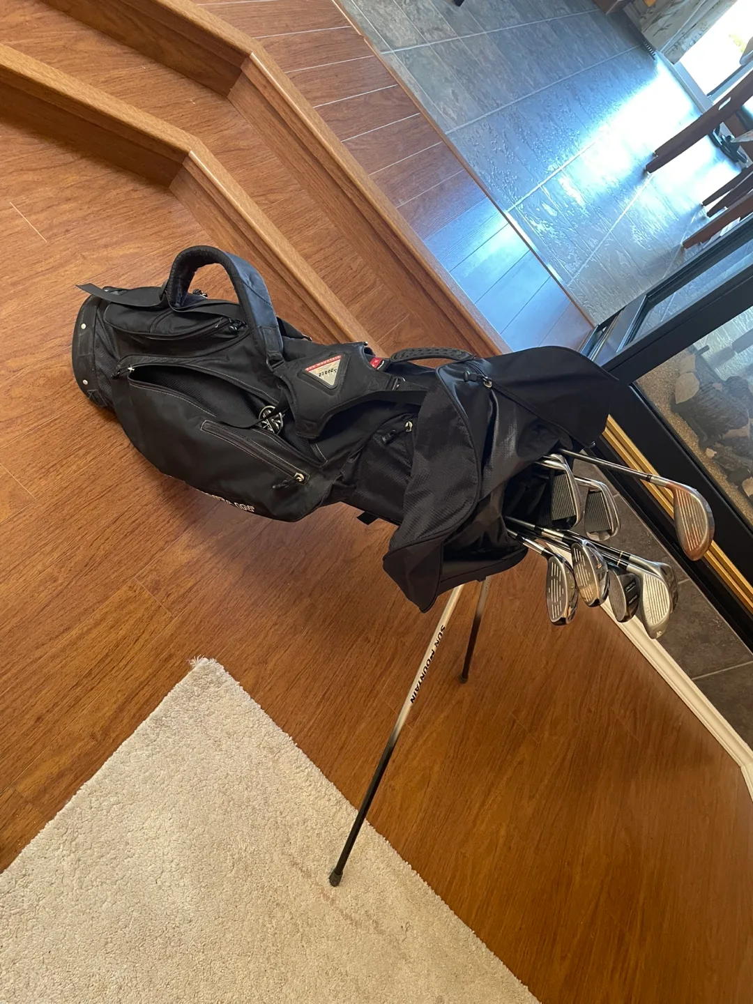 Sun Mountain Golf Bag with golf clubs image indicator(3)