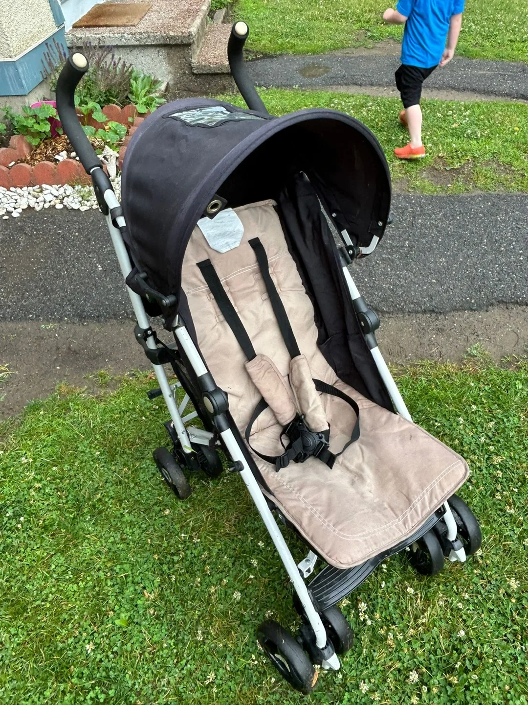 Gently Used Umbrella Stroller image indicator(2)