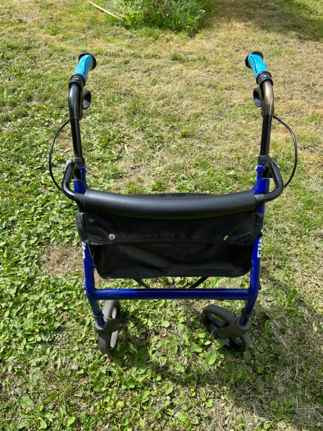 Elite Rolling Walker with Seat & Bag image indicator(3)